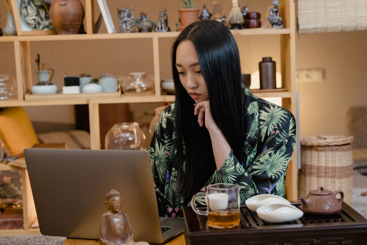 自宅でくつろぎながらノートPCで学習する様子
