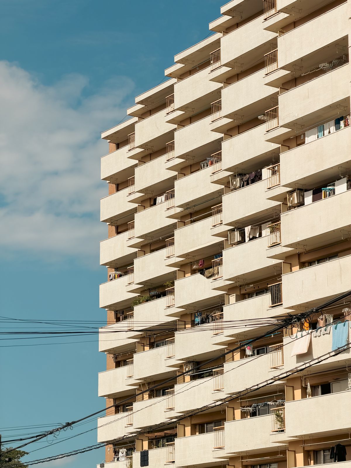 バルコニーが並ぶ日本の集合住宅の外観