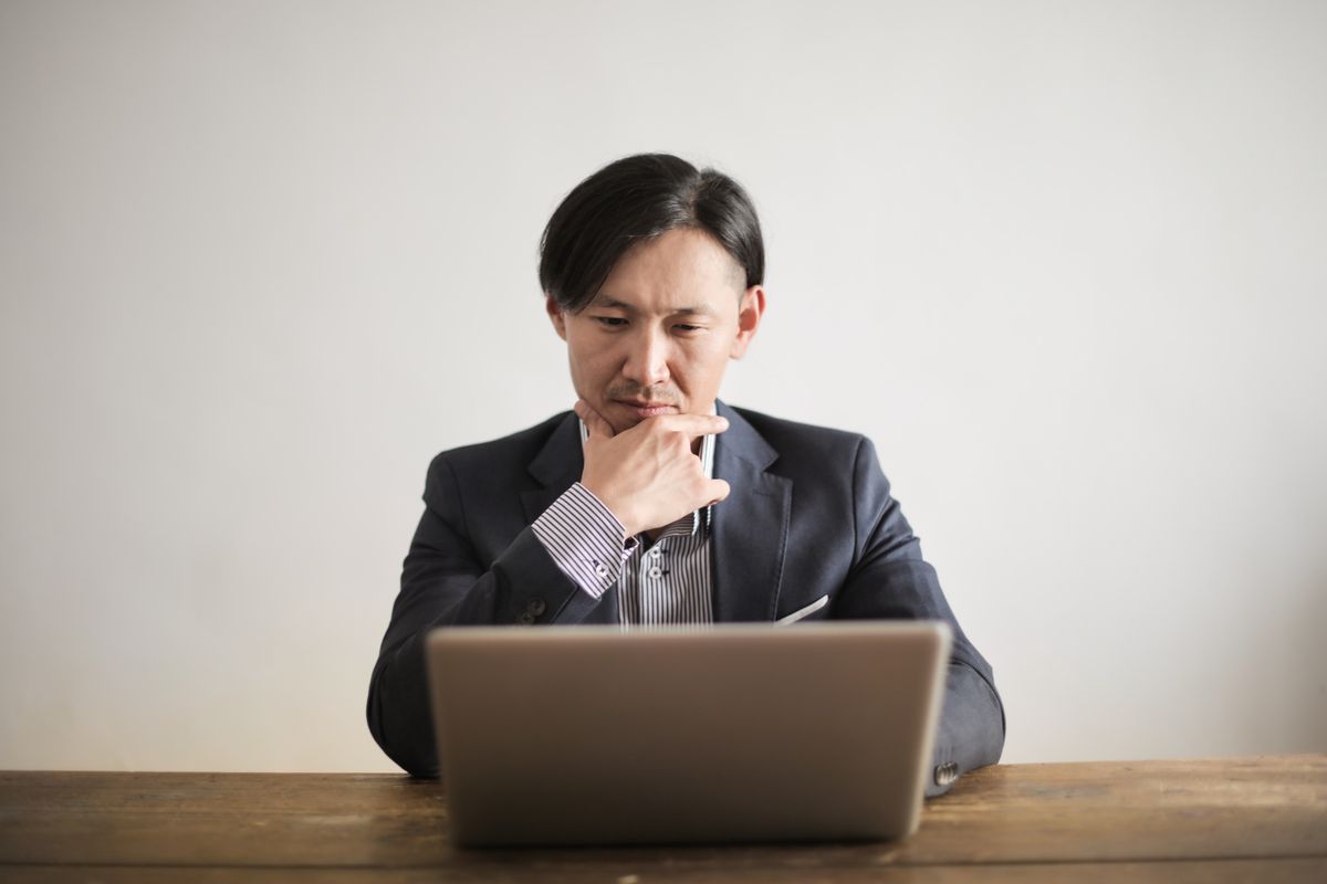 画面を見ながら集中して問い合わせ対応にあたる担当者