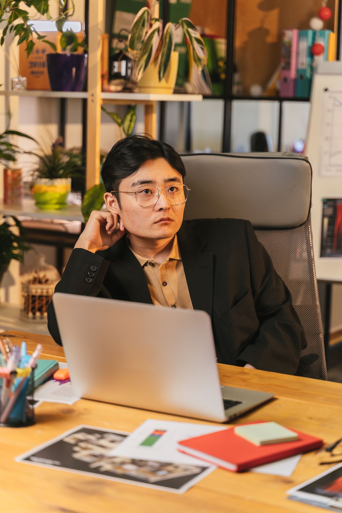 落ち着いた表情でデスクに向かう担当者